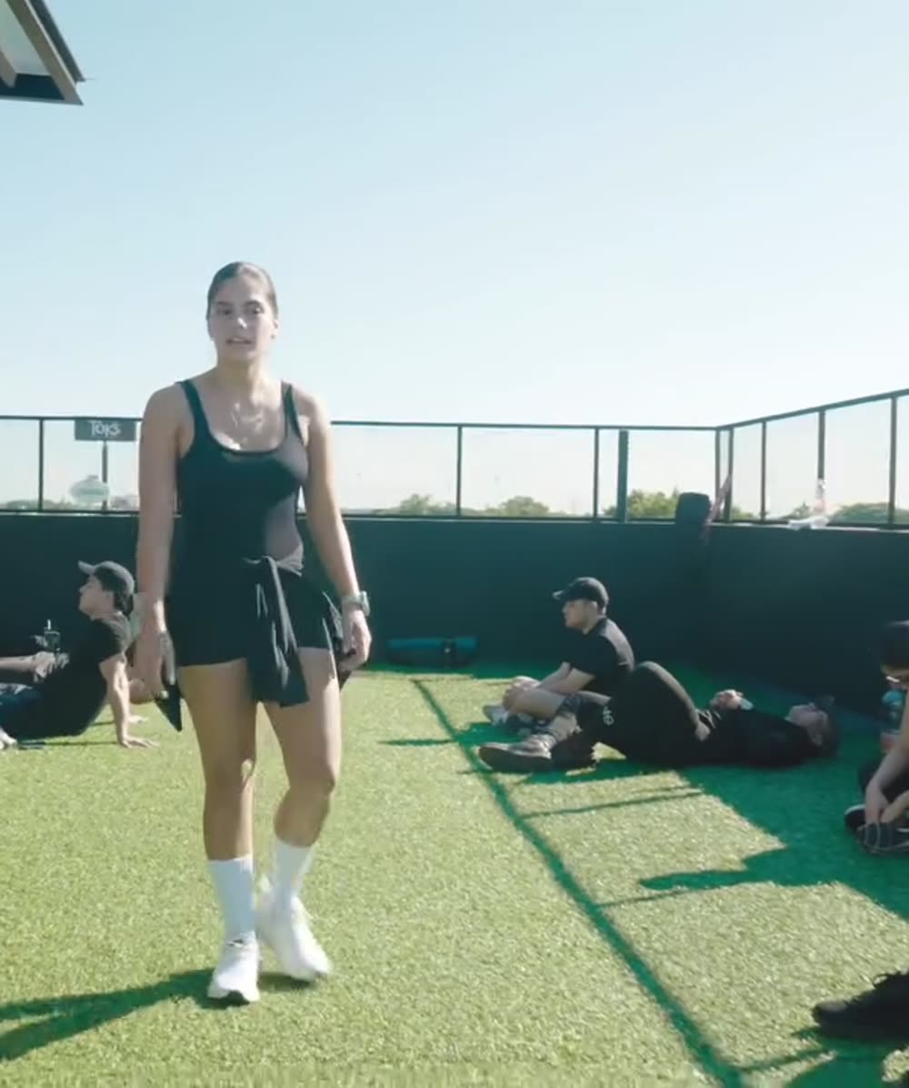 Coach de SUNFIT durante una sesión grupal