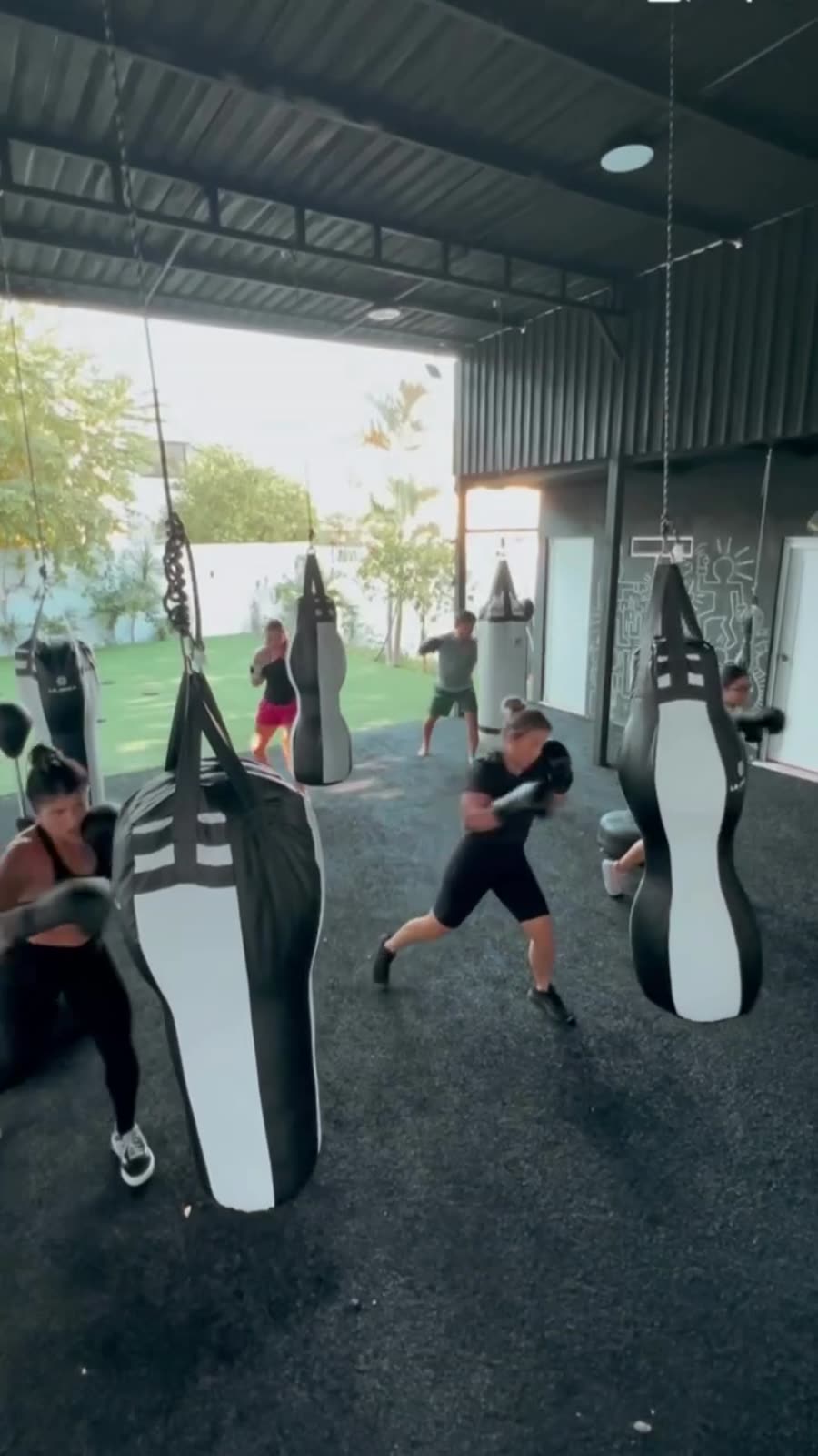 Entrenamiento grupal con sacos de boxeo